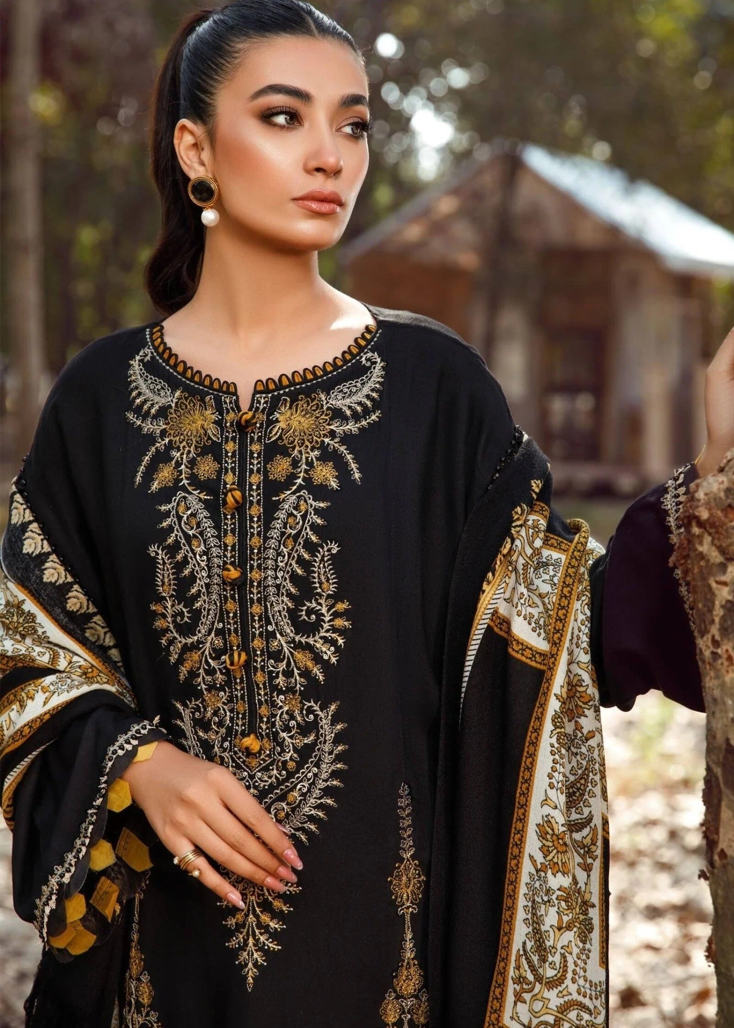 Zen Embroidered neckline and embroidery close-up